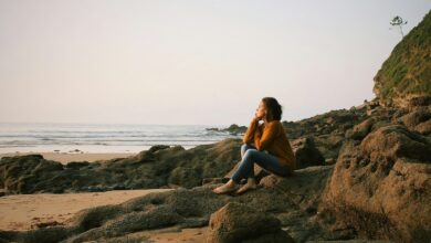 woman sitting near sea during daytime - does God know my thoughts